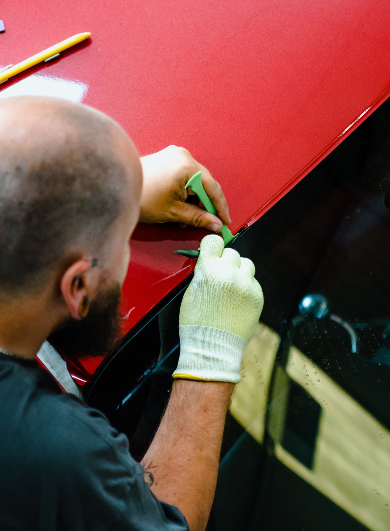 Trimming a colour change wrap on an Audi